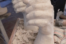 Neptunbrunnen, Hand in Stein gehauen